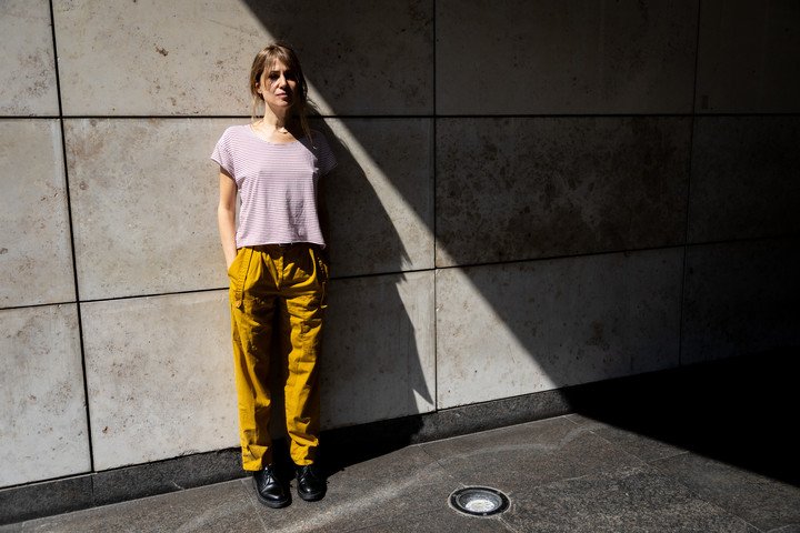 La escritora italiana Veronica Raimo posa durante su estadía en Buenos Aires. Foto: Antonio Becerra.