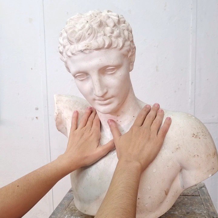 El video forma parte de la muestra: “Mi mortalidad debería conmoverte”, en la embajada de España, Roma, Bienalsur 2025.