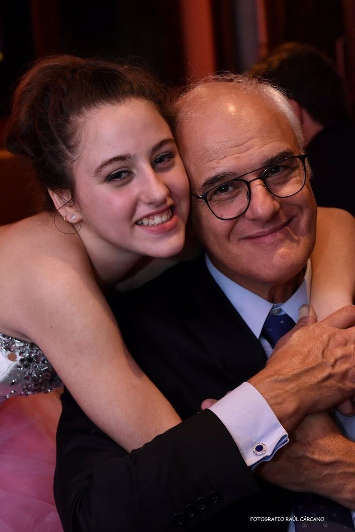 Abril Dispenza trasplantada del corazon cuando era una beba, abrazando al cirujano Horacio Vogefang, el invitado "héroe" de la fiesta. Foto: gentileza.