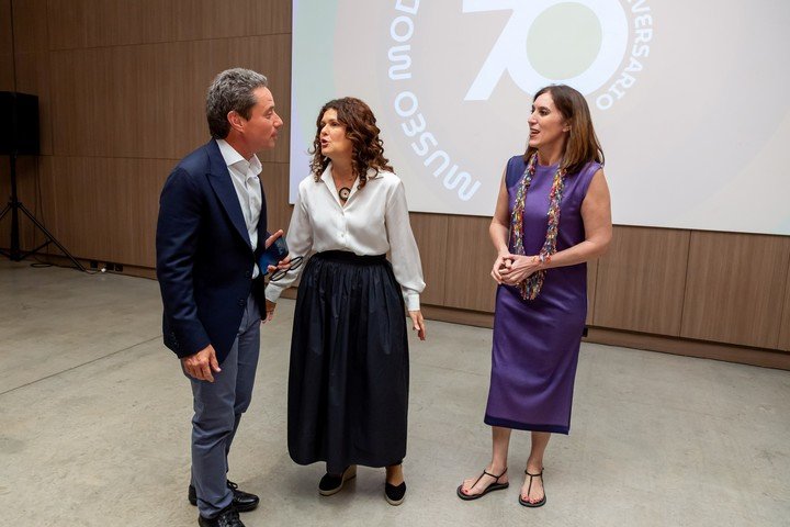 Gabriel Sánchez Zinny, jefe de gabinete de la Ciudad, Gabriela Ricardes, Ministra de Cultura y Victoria Noorthoorn, directora del Moderno. Foto: Guido Limardo, gentileza Prensa Moderno.