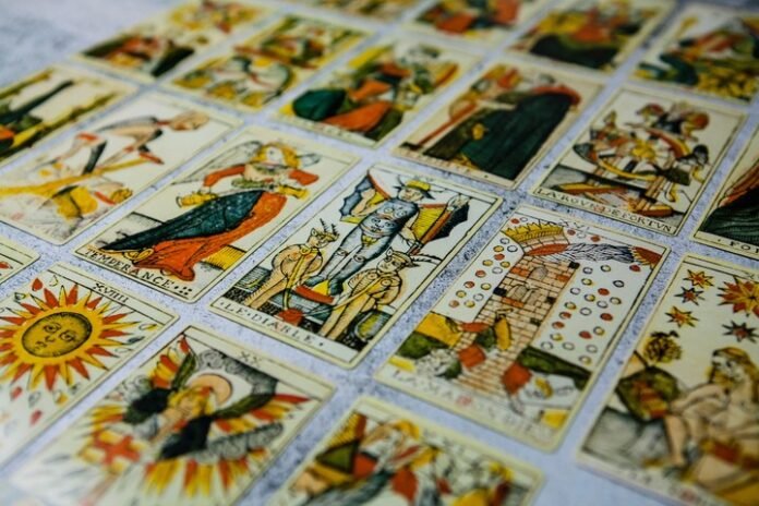 El tarot se instala en la vida cotidiana: nuevas lecturas, lenguajes simbólicos y búsqueda interior