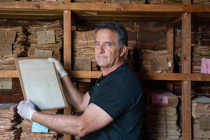 José Luis Aguilar, director del Museo Paleontológico de San Pedro con la carta de Sarmiento: Foto: Fernando de la Orden