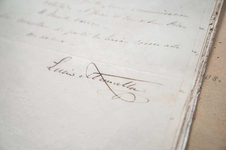 Documentos históricos con la firma de Lucio Mansilla. Foto: Fernando de la Orden