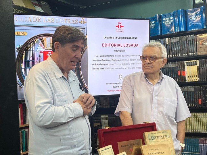 El director del Instituto Cervantes, el poeta Luis García Montero, recibió el legado de Editorial Losada de manos de su presidente, José Juan Fernández Reguera.