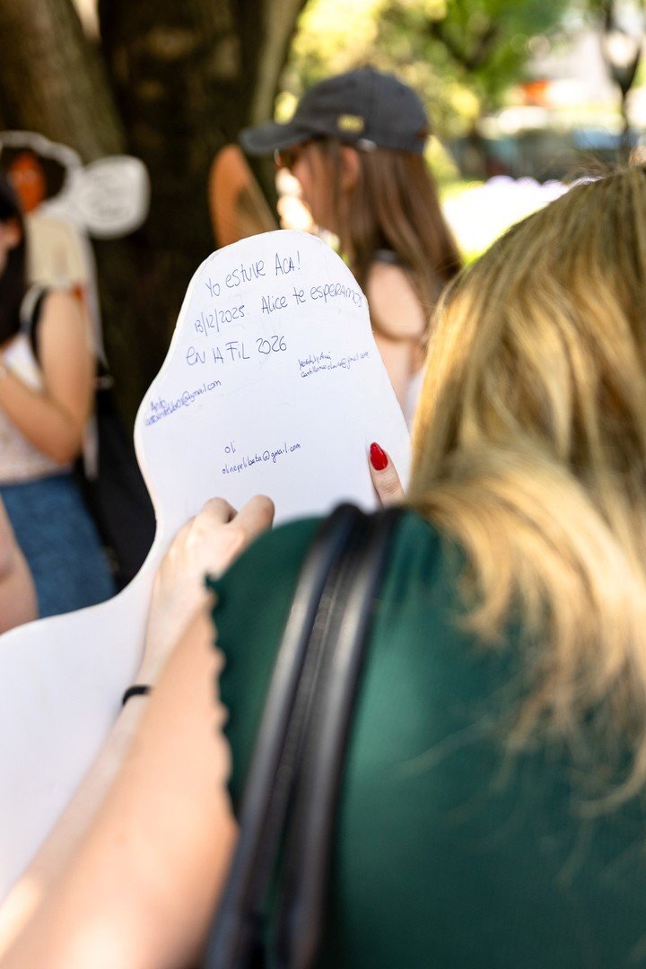 Decenas de jóvenes se reunieron el fin de semana en Belgrano para grabar un video dirigido a Alice Oseman. Foto: gentileza VR.