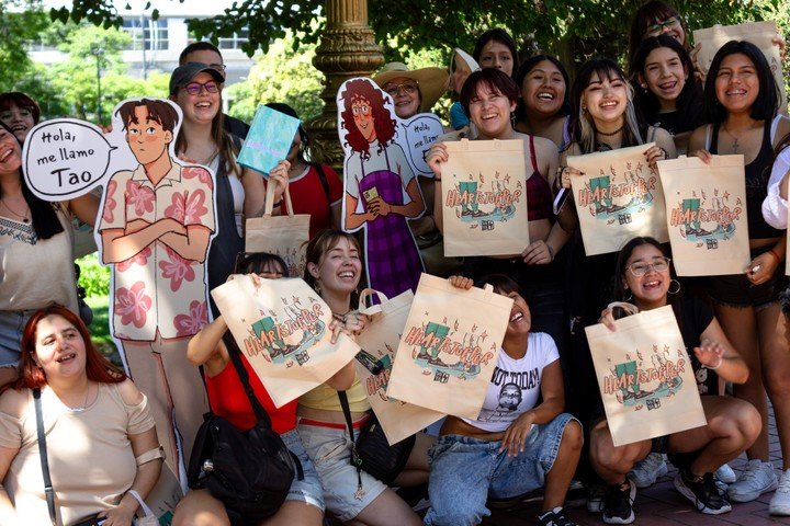 Decenas de jóvenes se reunieron el fin de semana en Belgrano para grabar un video dirigido a Alice Oseman. Foto: gentileza VR.