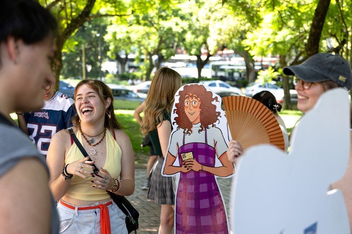 Decenas de jóvenes se reunieron el fin de semana en Belgrano para grabar un video dirigido a Alice Oseman. Foto: gentileza VR.