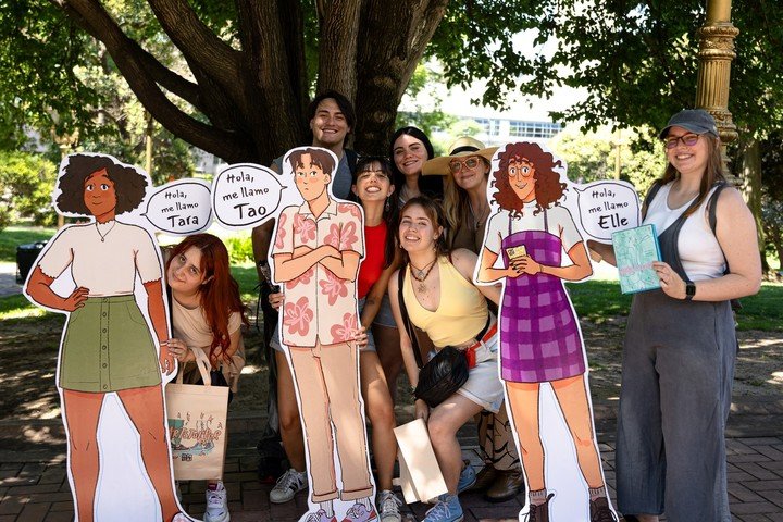 Decenas de jóvenes se reunieron el fin de semana en Belgrano para grabar un video dirigido a Alice Oseman. Foto: gentileza VR.