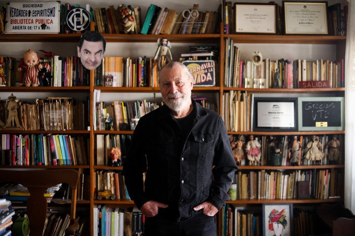 El director de teatro Mauricio Kartun posa en su casa barrio Villa Crespo. Foto: Antonio Becerra.