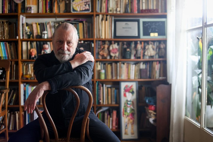 El director de teatro Mauricio Kartun posa en su casa barrio Villa Crespo. Foto: Antonio Becerra.