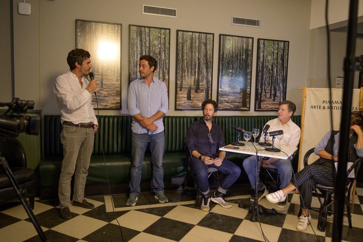 El proyecto Pinamar Contemporáneo fue presentado en el Playas Art Hotel junto a las autoridades del municipio y el grupo de curadores entre los que se cuenta a Andrés Duprat y el colombiano José Roca. Foto. Gentileza.