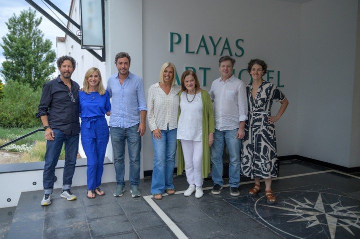 El proyecto Pinamar Contemporáneo fue presentado en el Playas Art Hotel junto a las autoridades del municipio y el grupo de curadores entre los que se cuenta a Andrés Duprat y el colombiano José Roca. Foto. Gentileza.