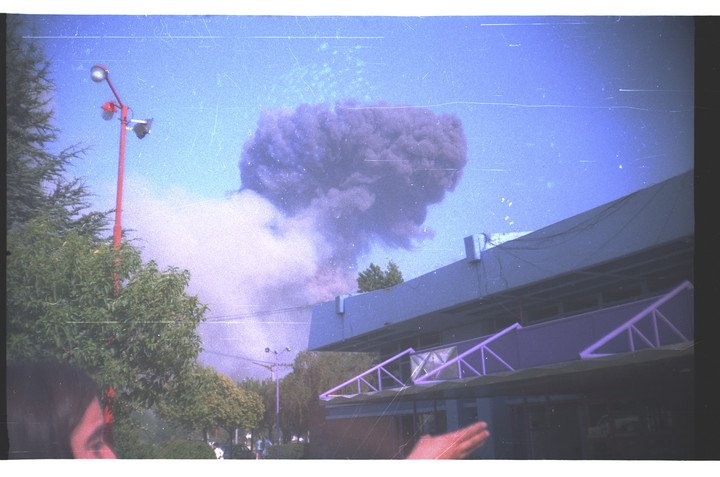 Secuencia de la explosion de la Fabrica Militar de Rio Tercero tomada por un aficionado. Foto. Archivo Clarín.