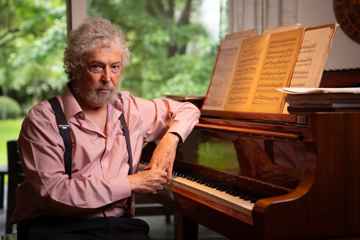 Entrevista a Carlos Núñez Cortés de Les Luthiers en su casa San Isidro. Foto: Juano Tesone.