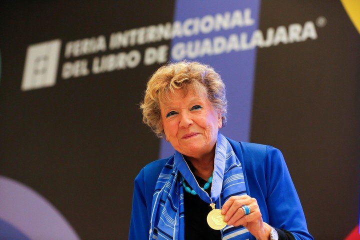 La novelista italiana Dacia Maraini posa con su medalla Carlos Fuentes 2023, en el marco de la 37 edición de la Feria Internacional del Libro (FIL) 2023, en Guadalajara (México). EFE/ Francisco Guasco