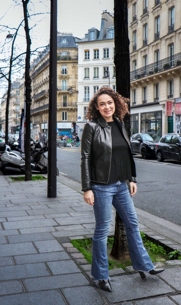 La filósofa y escritora francesa Delphine Horvilleur retratada por Viva en París, donde vive. Foto: Noel Smart.