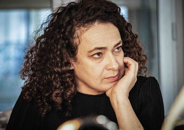 La filósofa y escritora francesa Delphine Horvilleur retratada por Viva en París, donde vive. Foto: Noel Smart.