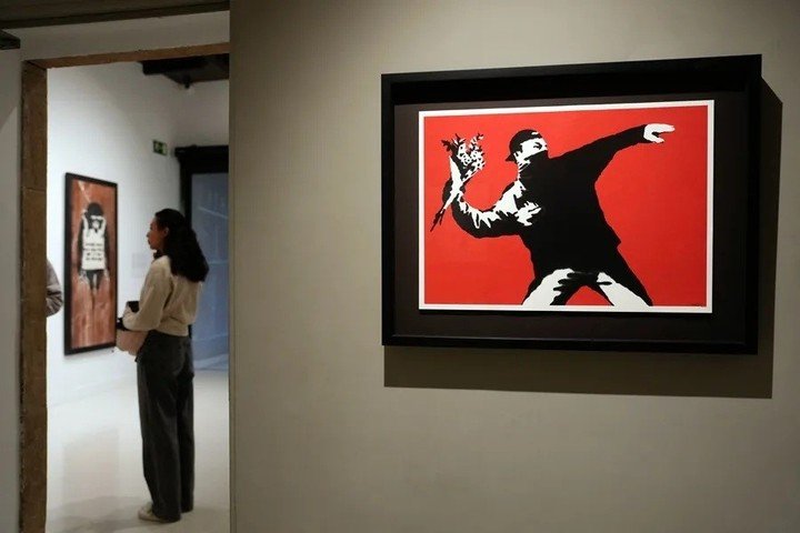 El Moco Museum presenta la exposición ‘Banksy. Disrupted Power’, que reúne 25 obras, algunas de ellas recientes. EFE/Enric Fontcuberta