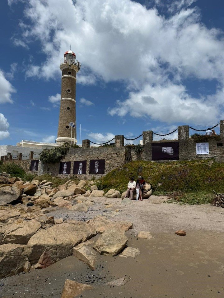 Instalación de José Luis Cuevas en el Faro de José Ignacio. 