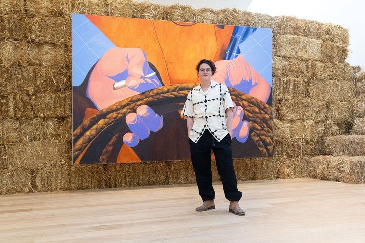 Ana Segovia junto a su obra en la apertura de su exposición. 