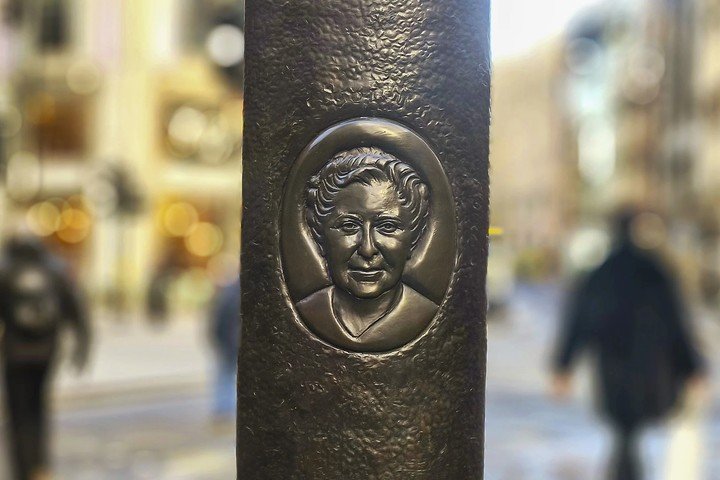 Estatua memorial de Agatha Christie en Leicester Sq. El legado literario de la eterna «reina del crimen» sigue atrapando a nuevos lectores y demostrando que su memoria desafía el tiempo, al cumplirse cincuenta años de su muerte en Inglaterra a los 85 años. EFE/ Guillermo Garrido