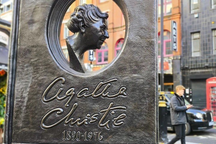 Estatua memorial de Agatha Christie en Leicester Sq. El legado literario de la eterna «reina del crimen» sigue atrapando a nuevos lectores y demostrando que su memoria desafía el tiempo, al cumplirse cincuenta años de su muerte en Inglaterra a los 85 años. EFE/ Guillermo Garrido