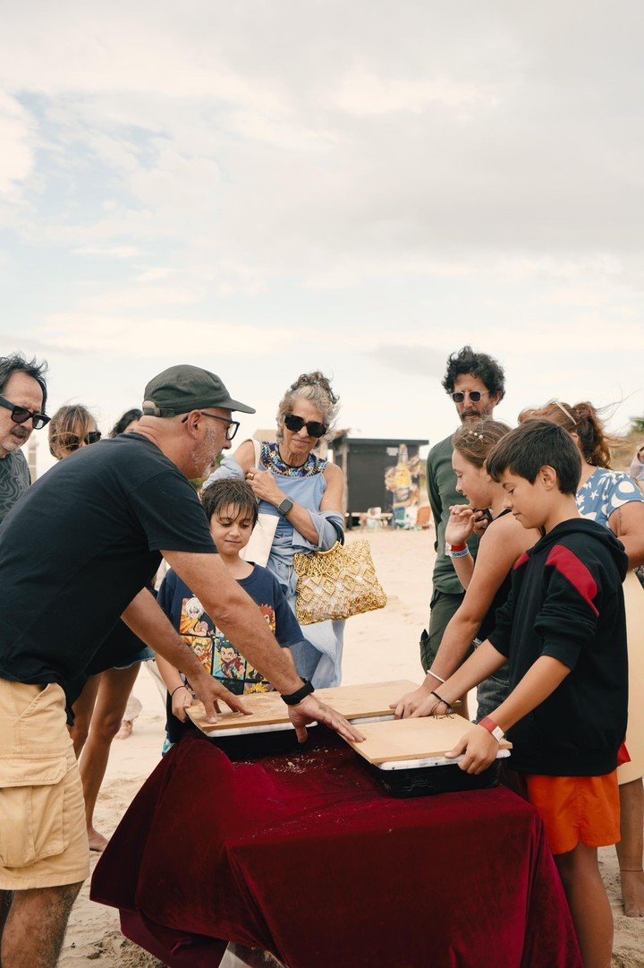Taller de revelado con agua de mar, frente al parador La Huella. 