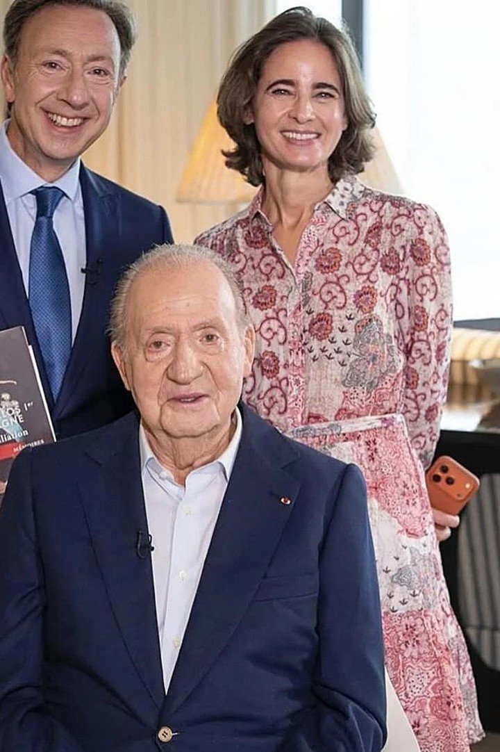 El rey Juan Carlos I, Laurence Debray y Stéphane Bern. Foto: redes sociales.