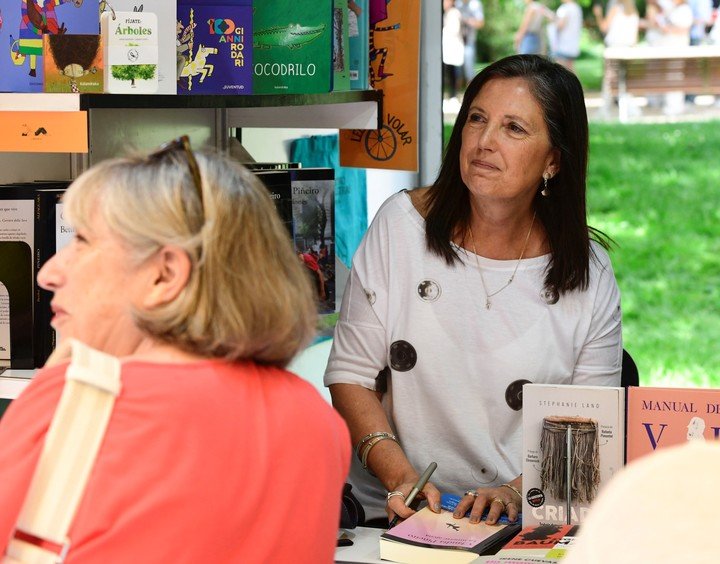 La escritora argentina Claudia Piñeiro firma ejemplares en la Feria del Libro de Madrid. EFE/Víctor Lerena