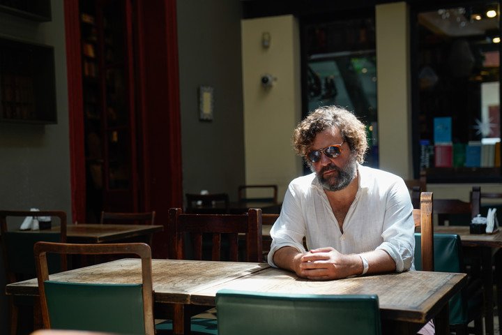 El escritor Jacobo Bergareche, nacido en Londres y residente en España, comparte su pasipón por en Buenos Aires. Foto Maxi Failla.