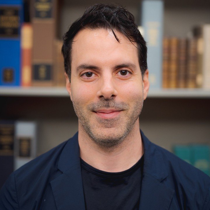 Lucas Mertehikian, autor de Vidas en tránsito, es experto en colecciones botánicas como investigador, primero en Dumbarton Oaks (un jardín-museo-biblioteca de Harvard en Washington DC) y después en el Jardín Botánico de Nueva York.