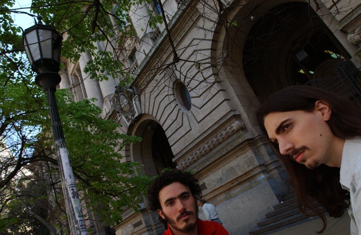 Santiago Garaño y Werner Pertot en 2002 en la puerta del Colegio Nacional de Buenos Aires. Archivo Clarín.
