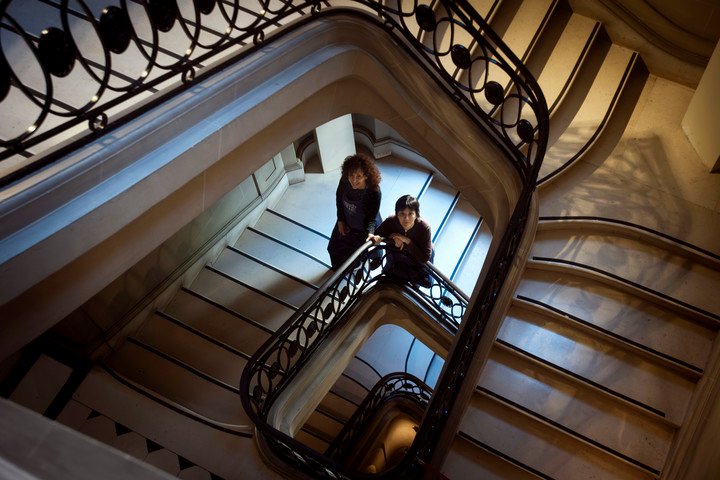 La restauradoras Mariana Astesiano y Graciela Razé posan para una foto en el Museo Nacional de Arte Decorativo. Foto: Mariana Nedelcu.