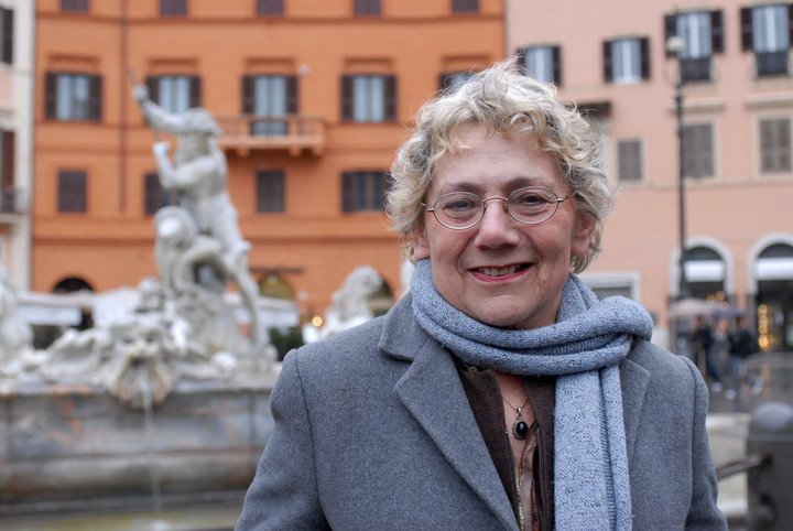 Alicia Steimberg en la Plaza Navona donde se encuentra la sede del Instituto Cervantes. Foto: Víctor Sokolowicz.