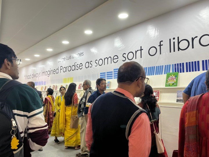 La muestra Bright Eyes For American Latinoamerican Literature (Una mirada brillante para la literatura latinoamericana) con fotografías de Sara Facio en el pabellón argentino de la 49.ª edición de la Feria Internacional del Libro de Calcuta. Foto Debargha Majumder / Universidad Hermana Nivedita.