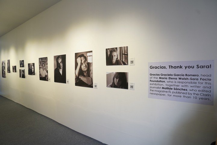 La muestra Bright Eyes For Latino American Literature (Una mirada brillante para la literatura latinoamericana) con fotografías de autores clásicos argentinos tomadas por Sara Facio en el pabellón argentino de la 49.ª edición de la Feria Internacional del Libro de Calcuta. Foto Debargha Majumder / Universidad Hermana Nivedita.