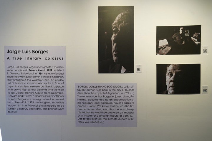 La muestra Bright Eyes For American Latinoamerican Literature (Una mirada brillante para la literatura latinoamericana) con fotografías de Sara Facio en el pabellón argentino de la 49.ª edición de la Feria Internacional del Libro de Calcuta. Fotos de Debargha Majumder / Universidad Hermana Nivedita.