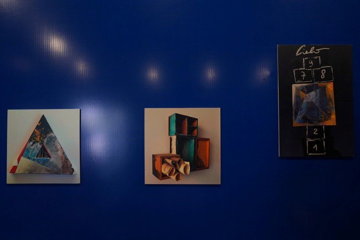 Obras de la artista argentino-israelí Liliana Livneh, que trabaja con motivos literarios en el pabellón argentino de la 49.ª edición de la Feria Internacional del Libro de Calcuta. Foto: gentileza Debargha Majumder / Universidad Hermana Nivedita.