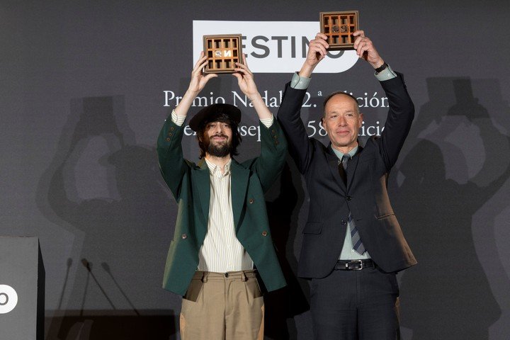 El escritor David Uclés y el filósofo Francesc Torralba posan con los galardones como ganadores del Premio Nadal de Novela 2026 y del Premio Josep Pla, respectivamente. EFE/ Marta Pérez