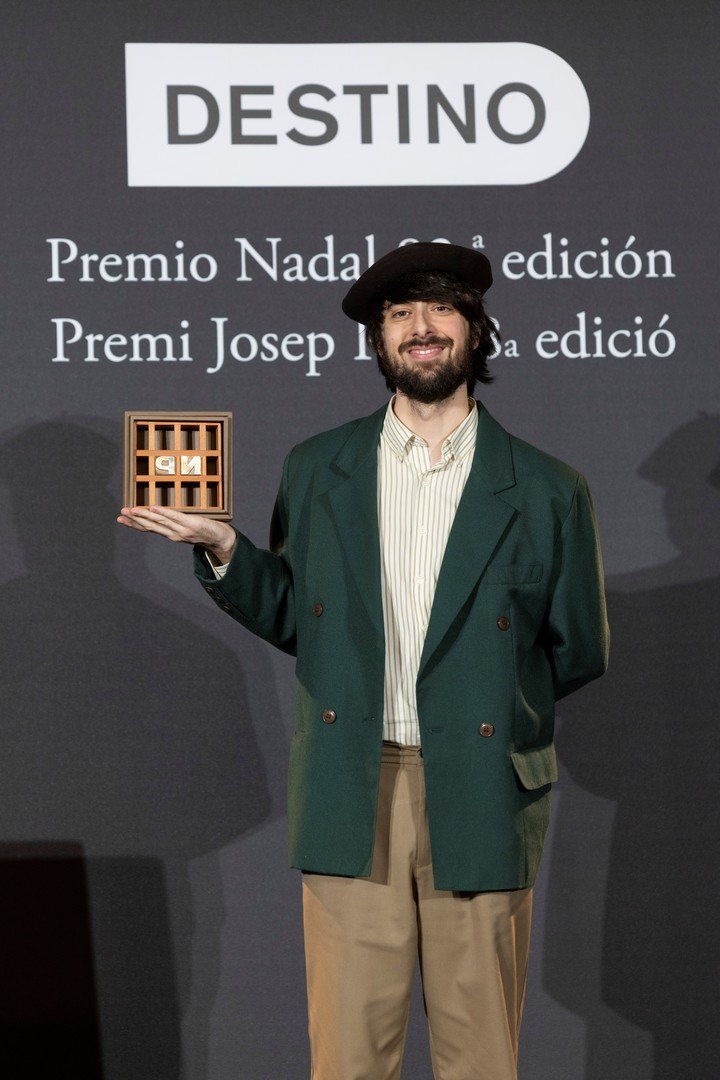 El escritor David Uclés tras recibir el galardón como ganador del Premio Nadal de Novela 2026 por la obra 'La ciudad de las luces muertas. EFE/ Marta Pérez