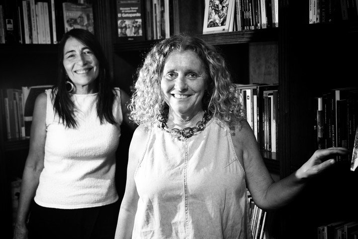 ‘Un rato con libros’ es una experiencia cultural que conecta personas a través de la lectura creada por Ana López y Mariel Lo Re. Foto: Martín Bonetto.