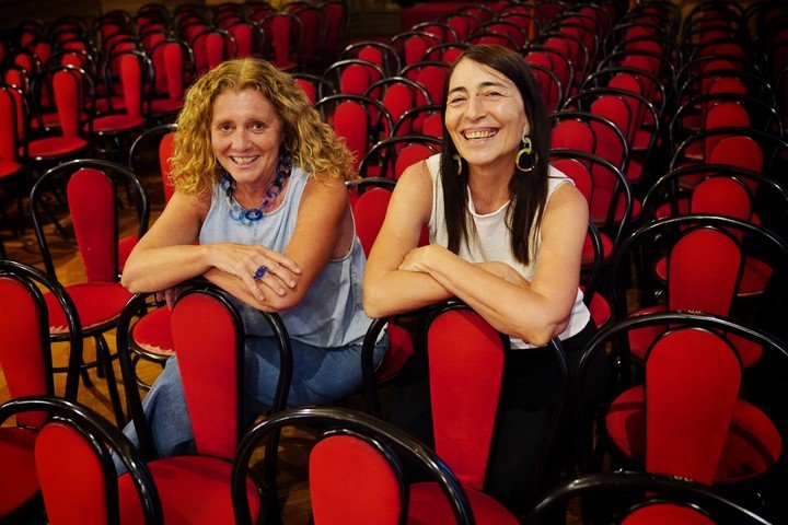 ‘Un rato con libros’ es una experiencia cultural que conecta personas a través de la lectura creada por Ana López y Mariel Lo Re. Foto: Martín Bonetto.