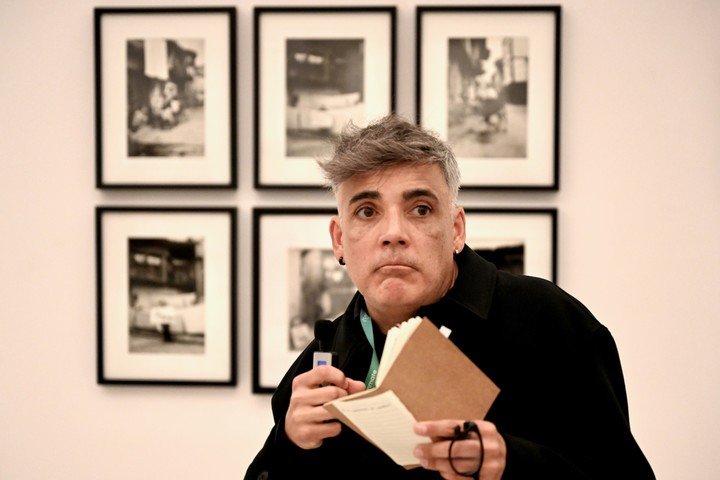 El curador, Fernando Davis, de la muestra de Alberto Greco en el Museo Reina Sofía, durante un recorrido, hoy, 10 de febrero de 2026. Madrid. España. Foto Cézaro De Luca