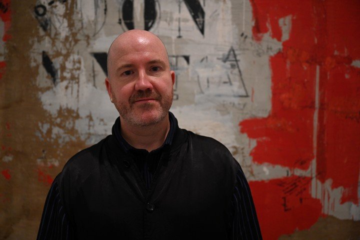 El director del Museo Reina Sofía de Madrid, Manuel Segade, recorre la muestra del artista argentino Alberto Greco, hoy, 10 de febrero de 2026. Foto Cézaro De Luca