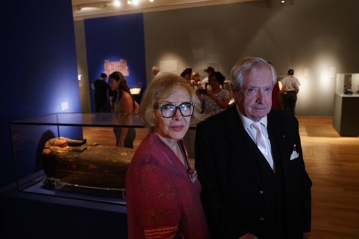 Amalia Frontini (licenciada en Museología, traductora de Jeroglíficos Egipcios y experta en la materia) y su pareja Víctor Cardoso (también traductor de jeroglíficos). Foto: Emmanuel Fernández.