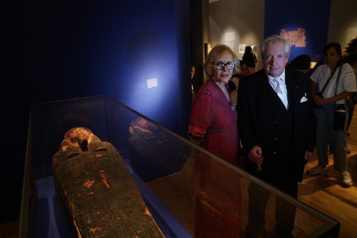 Amalia Frontini (licenciada en Museología, traductora de Jeroglíficos Egipcios y experta en la materia) y su pareja Víctor Cardoso (también traductor de jeroglíficos). Foto: Emmanuel Fernández.
