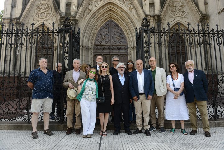 El periodista y abogado Marcelo A. Gioffré y el ministro de Desarrollo Económico de la Ciudad, Hernán Lombardi, junto a otros amigos del ensayista. Foto: Luciano Thieberger. 