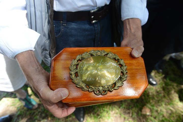Las cenizas del ensayista Juan José Sebreli fueron esparcidas al pie de un árbol en Plaza Constitución, el barrio porteño donde vivió cuatro décadas. Foto: Luciano Thieberger. 
