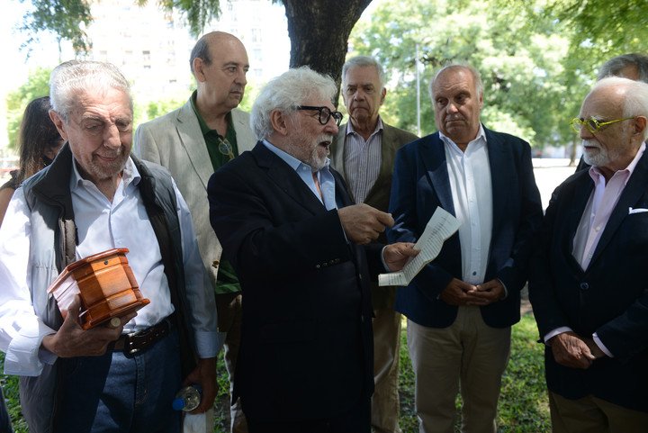 El periodista y abogado Marcelo A. Gioffré y el ministro de Desarrollo Económico de la Ciudad, Hernán Lombardi, junto a otros amigos del ensayista. Foto: Luciano Thieberger. 