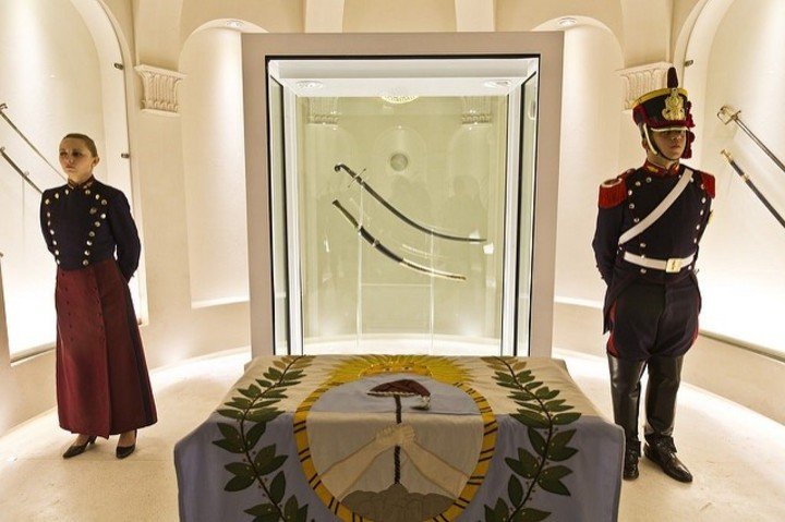 El sable corvo de San Martín se expone en el Museo Histórico Nacional. Foto: MHN.